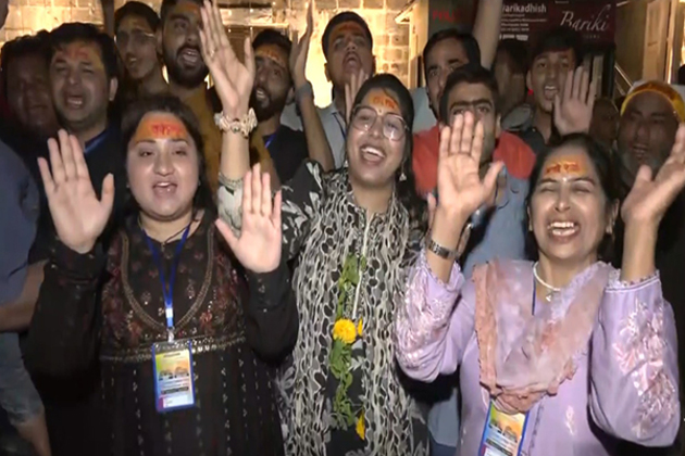 300 Indian origin Pakistani citizens visit Dwarkadhish Temple in Gujarat