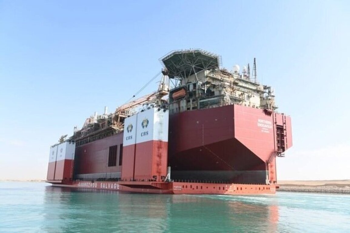 Heavy-lift vessel HUA RUI LONG transits Suez Canal en route to Denmark