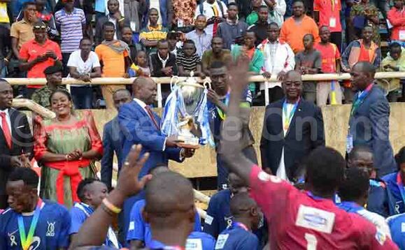 Ssaabasajja ng'akwasa aba Bulemeezi ekikoipo ky'amasaza ekya 2019 mu kisaawe e Namboole Ssaabasajja ng'akwasa aba Bulemeezi ekikoipo ky'amasaza ekya 2019 mu kisaawe e Namboole