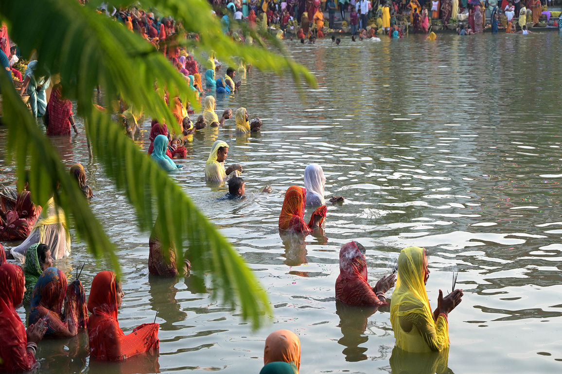 Devotees across country offer evening Arghya as Chhath celebrations reach third day