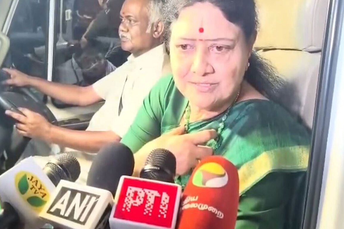 "Extremely unfortunate," "grave mistake", says Sasikala after Panneerselvam joins DMK in Tamil Nadu