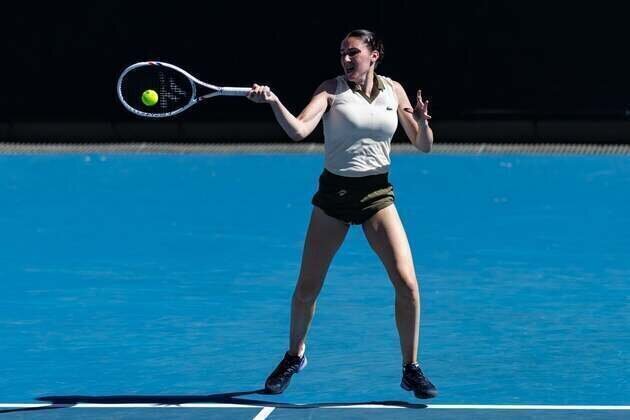 Elsa Jacquemot pulls out narrow three-setter to kick off Miami Open
