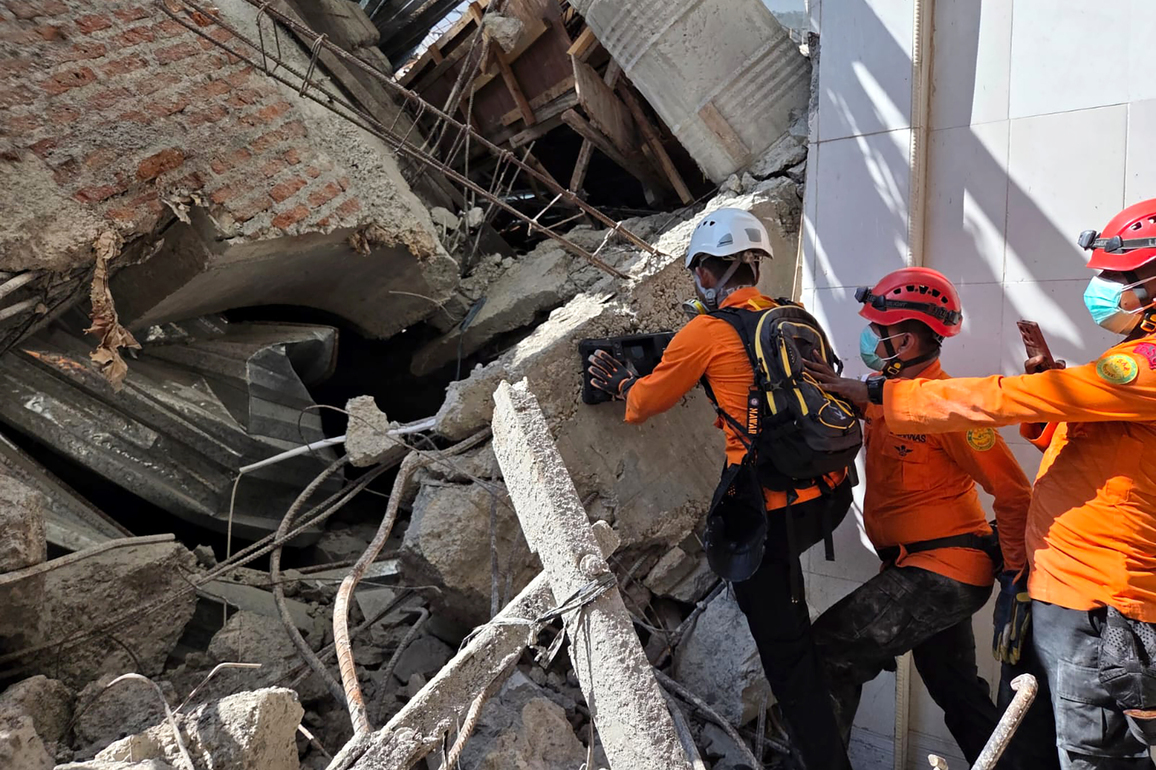 (SpotNews) INDONESIA-SIDOARJO-ISLAMIC SCHOOL-COLLAPSE-RESCUE OPERATION