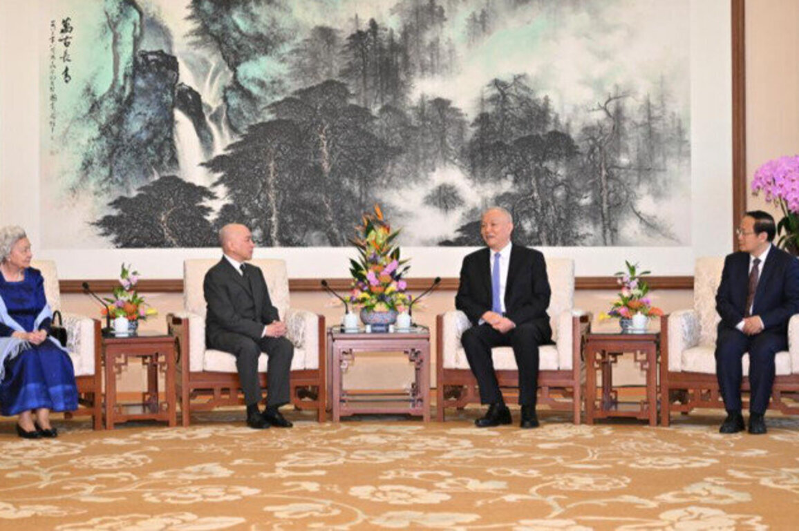 Senior CPC official meets Cambodian King, Queen Mother
