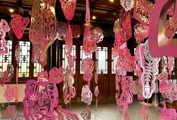 Works by female paper-cutting artist tells story behind old buildings