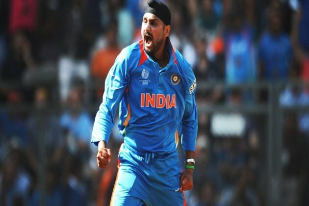 Harbhajan asks journalist to listen to Ramiz Raja's views on Amir before supporting pacer
