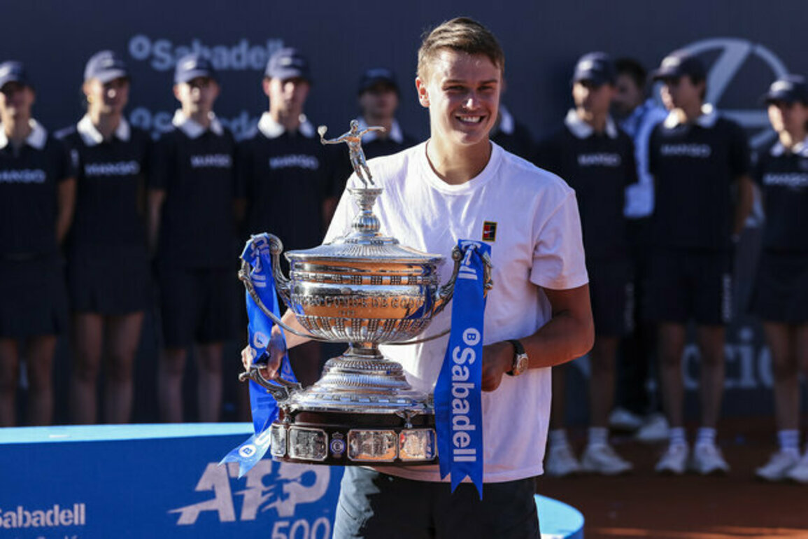Holger Rune shocks Carlos Alcaraz to win Barcelona final