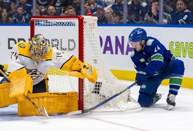 Casey DeSmith backstops Canucks to win over Predators