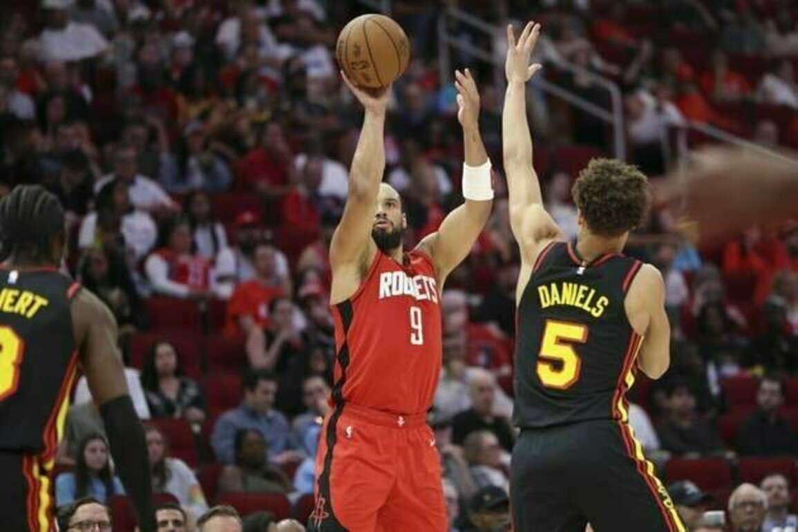Rockets turn back Hawks for 10th win in 11 games