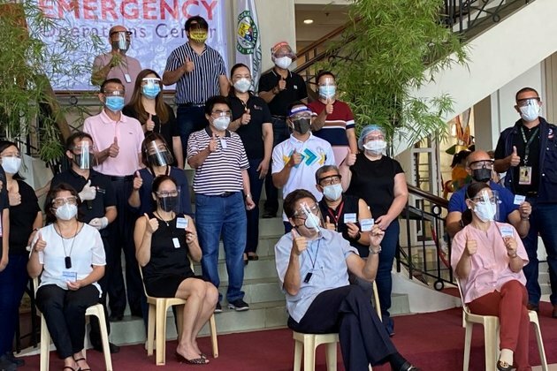 5 Bacolod doctors, nurse make vaccine history