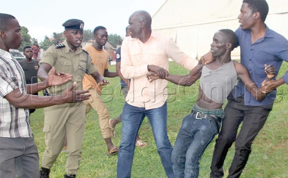 Omuserikale (owookubiri ku kkono) ng’adduka okutaasa omugoberezi w’ekkanisa eyabadde agajambulwa. Omuserikale (owookubiri ku kkono) ng’adduka okutaasa omugoberezi w’ekkanisa eyabadde agajambulwa.