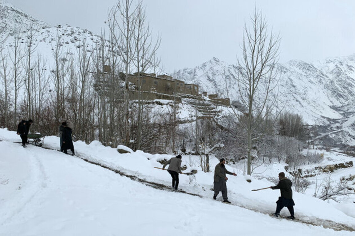 Snowfall, rains kill 61 in Afghanistan