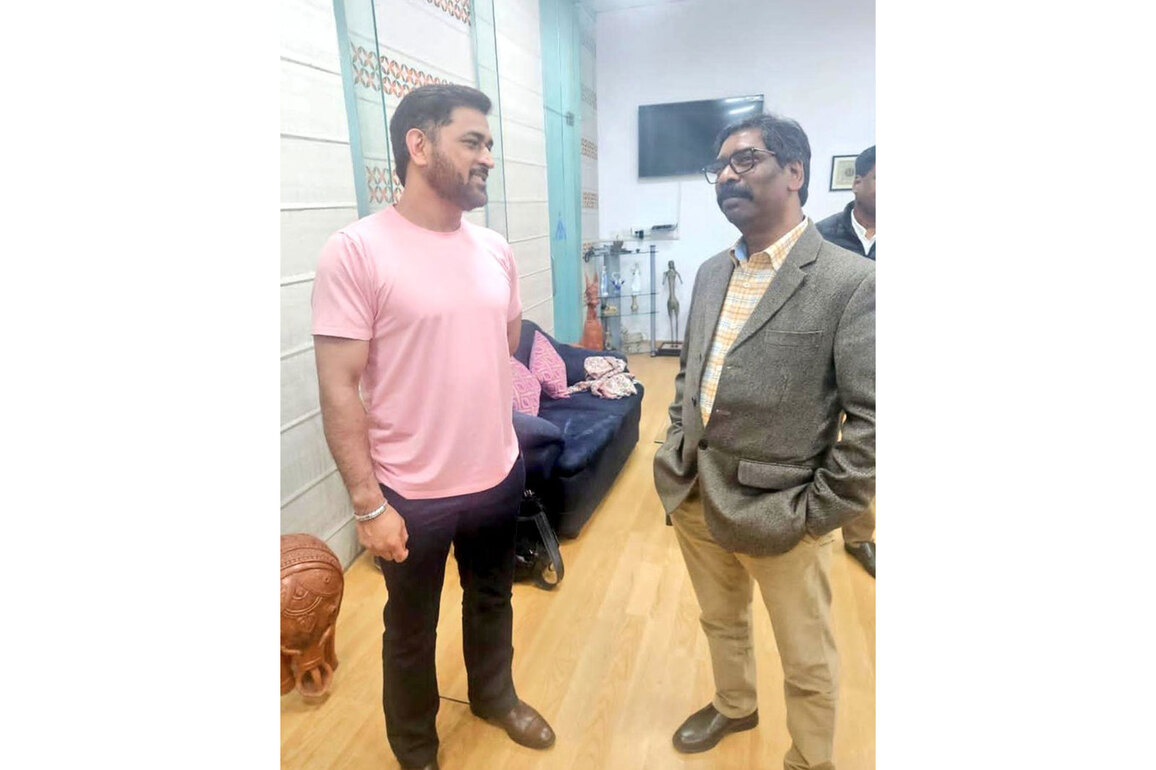 MS Dhoni meets Jharkhand CM Hemant Soren