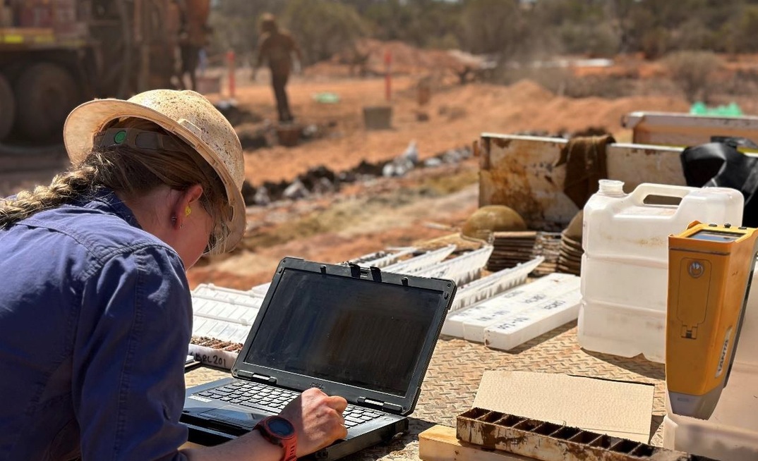 Dreadnought geologist Claud Tomkins logging at Stinger. Credit: DRE.