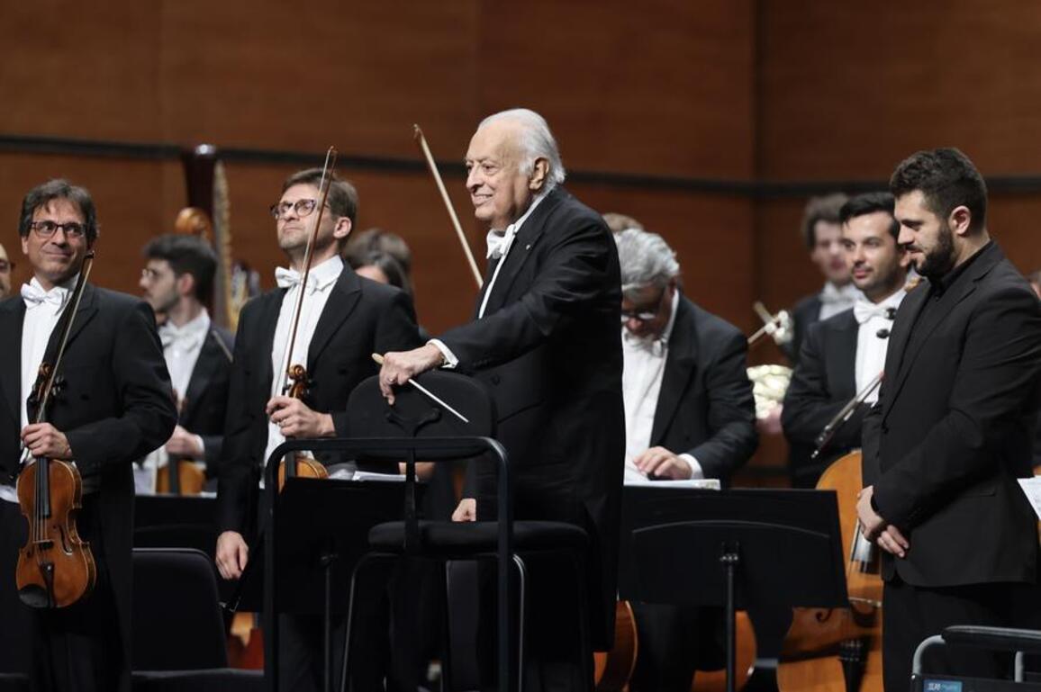 Legendary maestro Mehta rolls back years in China