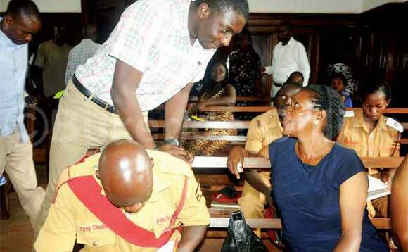 Eron Mpoza (omusika wa Kasiwukira ng’ayogera ne nnyina Sarah Nabikolo Eron Mpoza (omusika wa Kasiwukira ng’ayogera ne nnyina Sarah Nabikolo
