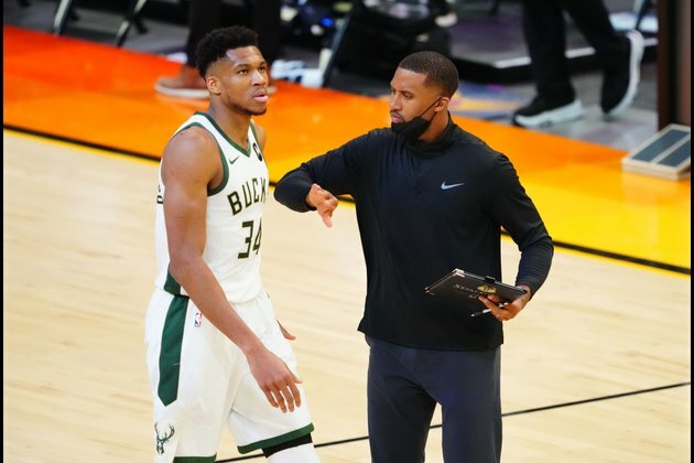 Report: Lakers want to interview Bucks assistant Charles Lee