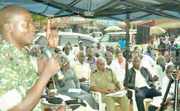 Lt. Col. Hassan Kalungi avunaanyizibwa ku kukwasisa empisa mu ba LDU ng’ayogera eri abatuuze b’e Kamwokya.c Lt. Col. Hassan Kalungi avunaanyizibwa ku kukwasisa empisa mu ba LDU ng’ayogera eri abatuuze b’e Kamwokya.c