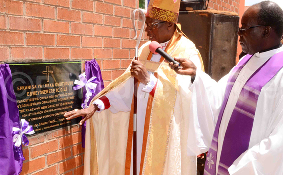 Bishop Luwalira ng'aggulawo ekkanisa ya St Lukka Bweyogerere Bishop Luwalira ng'aggulawo ekkanisa ya St Lukka Bweyogerere