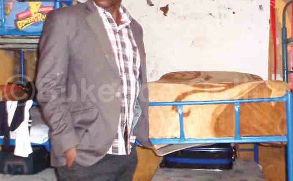 Noah Mwami nnannyini ssomero lino ng’ayimiridde awagambibwa nti omuyizi we yagudde. Noah Mwami nnannyini ssomero lino ng’ayimiridde awagambibwa nti omuyizi we yagudde.
