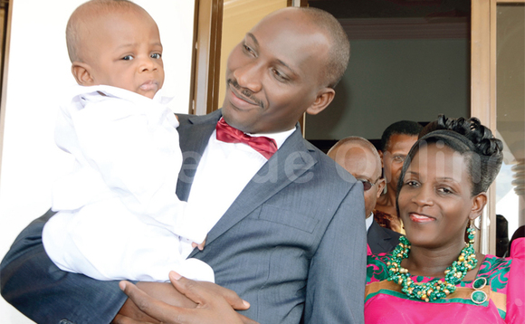 Kaweesi ng’ali ne mukyala we n’omu ku baana baabwe. Kaweesi ng’ali ne mukyala we n’omu ku baana baabwe.