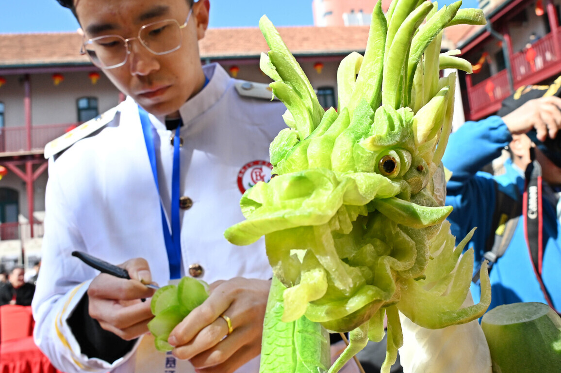 CHINA-SHANDONG-QINGDAO-RADISH-CARVING (CN)