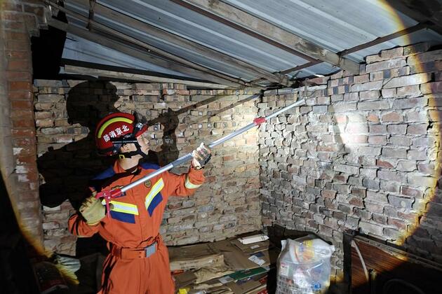 Modern-day snake catchers reflect China's evolving human-nature ties