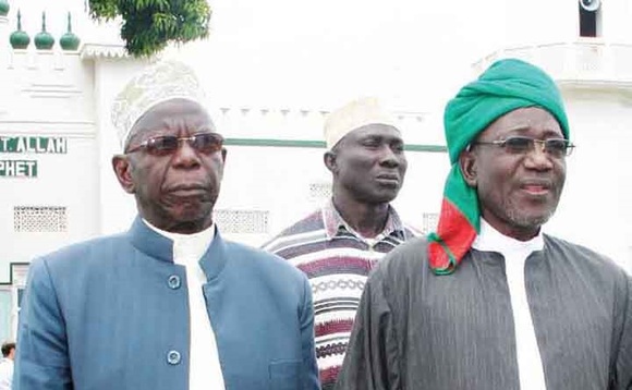 Kamulegeya (ku kkono) n'omugenzi Kayongo. Kamulegeya (ku kkono) n'omugenzi Kayongo.