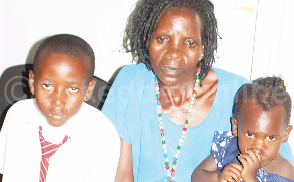 Namugenyi n’abaana be yalekera omwana we omukulu ow’emyaka 14 nga y’abalabirira. Namugenyi n’abaana be yalekera omwana we omukulu ow’emyaka 14 nga y’abalabirira.