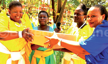 Abakulembeze b’abakyala okuva ku ddyo ye Jane Sekikubo akulira abakyala mu Klezia ya Orthodox, Emily Mwaka akulira abakyala mu Catholic Womens Guild ne Jane Male akulira Womens Fellowship e Namirembe nga bakwasa Lumumba ekirabo kye baamutonedde. Abakulembeze b’abakyala okuva ku ddyo ye Jane Sekikubo akulira abakyala mu Klezia ya Orthodox, Emily Mwaka akulira abakyala mu Catholic Womens Guild ne Jane Male akulira Womens Fellowship e Namirembe nga bakwasa Lumumba ekirabo kye baamutonedde.