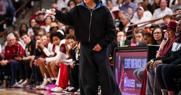 Women Top 25 roundup : No . 2 S . Carolina hits No . 5 Vandy with first defeat