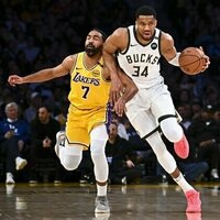 Giannis Antetokounmpo, Bucks blast star-less Lakers
