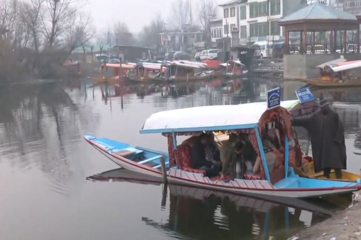 J-K: Tourists brave chilly morning at Dal Lake amid cold wave