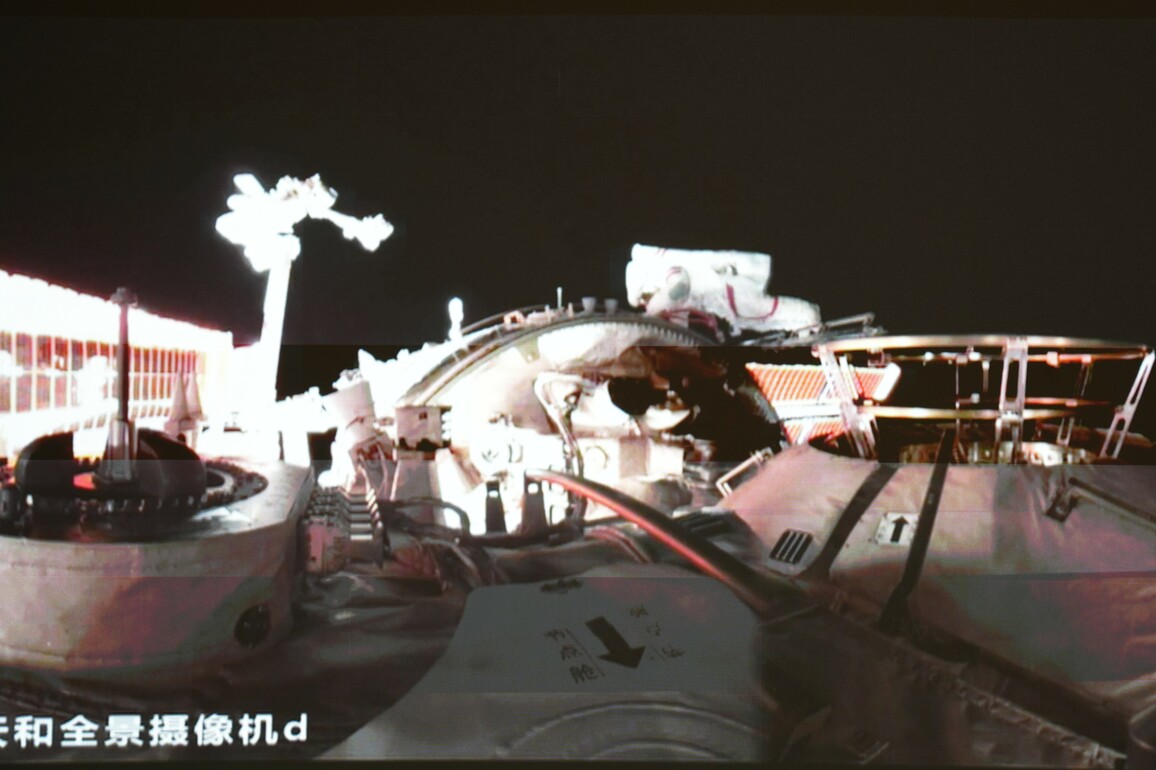 (EyesOnSci)CHINA-SHENZHOU-20-CREW-FIRST EXTRAVEHICULAR ACTIVITIES-COMPLETION (CN)