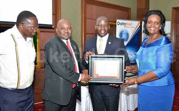 Minisita Kiwanda Ssuubi ng'akwasa Suzan Muhwezi satifikeeti emukakasa okudda ku bwa ssentebe bwa bannannyini ba Mawooteri mu Uganda Minisita Kiwanda Ssuubi ng'akwasa Suzan Muhwezi satifikeeti emukakasa okudda ku bwa ssentebe bwa bannannyini ba Mawooteri mu Uganda