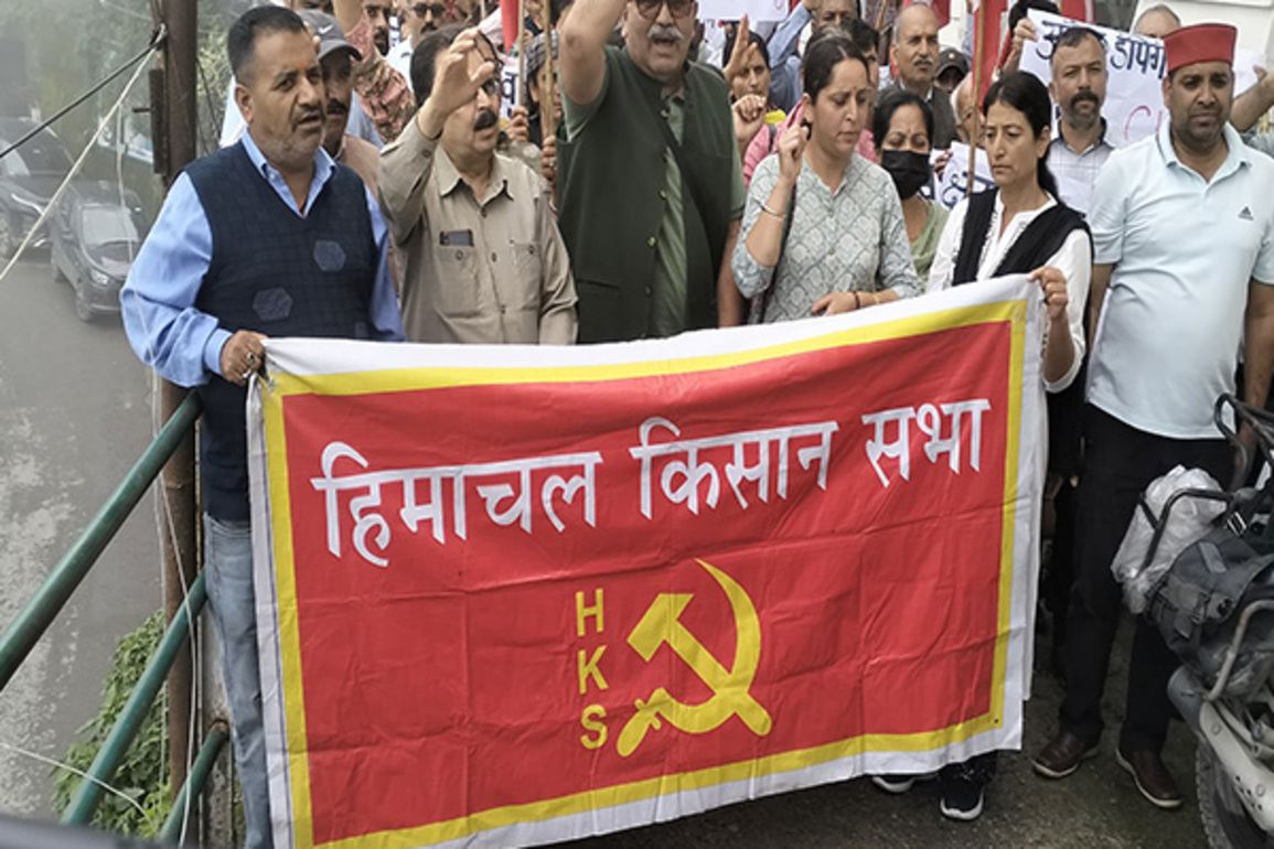 Himachal Pradesh: Locals protest at NHAI office against private firms over unemployment, other farmers' issues