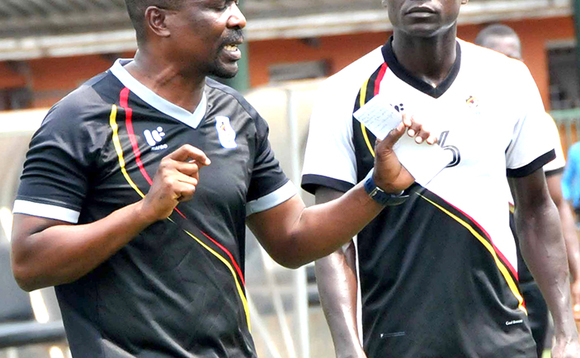 Mubiru (ku kkono), ng'aliko obukodyo bw'awa omuteebi Patrick Kaddu Mubiru (ku kkono), ng'aliko obukodyo bw'awa omuteebi Patrick Kaddu