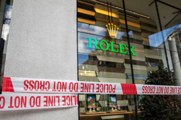 Machete-wielding gang raids Rolex store in London (VIDEO)