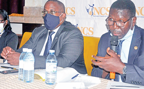 Dr. Donald Rukare (ku kkono) ne David Katende. Dr. Donald Rukare (ku kkono) ne David Katende.