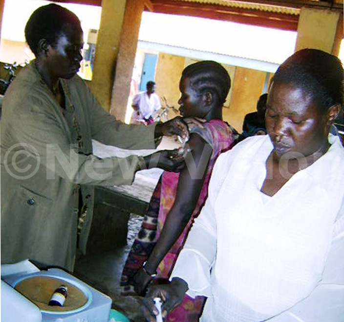 undreds of children and adults queue at rua olf lub one of the 55 centres in the district on ebruary 20 2007 to get vaccinated against meningitis 