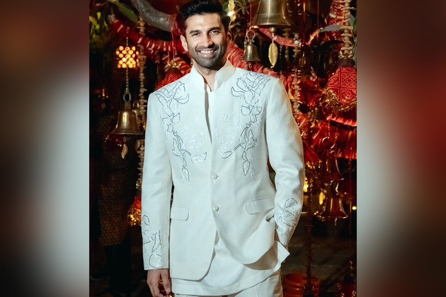 Aditya Roy Kapur turns up the fun at Delhi event, leaving fans enthralled