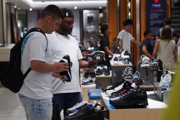 U.S. consumer confidence ticks down in August as inflation concerns persist