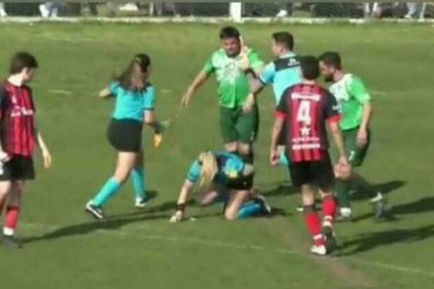 Footballer launches shocking attack on female referee (VIDEO)
