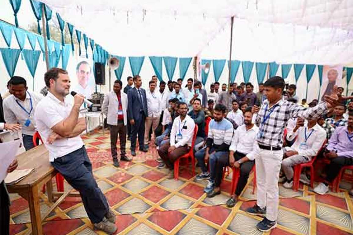 "Wanted Behenji to fight elections with us": says Rahul Gandhi; Mayawati retorts with "casteist Congress"