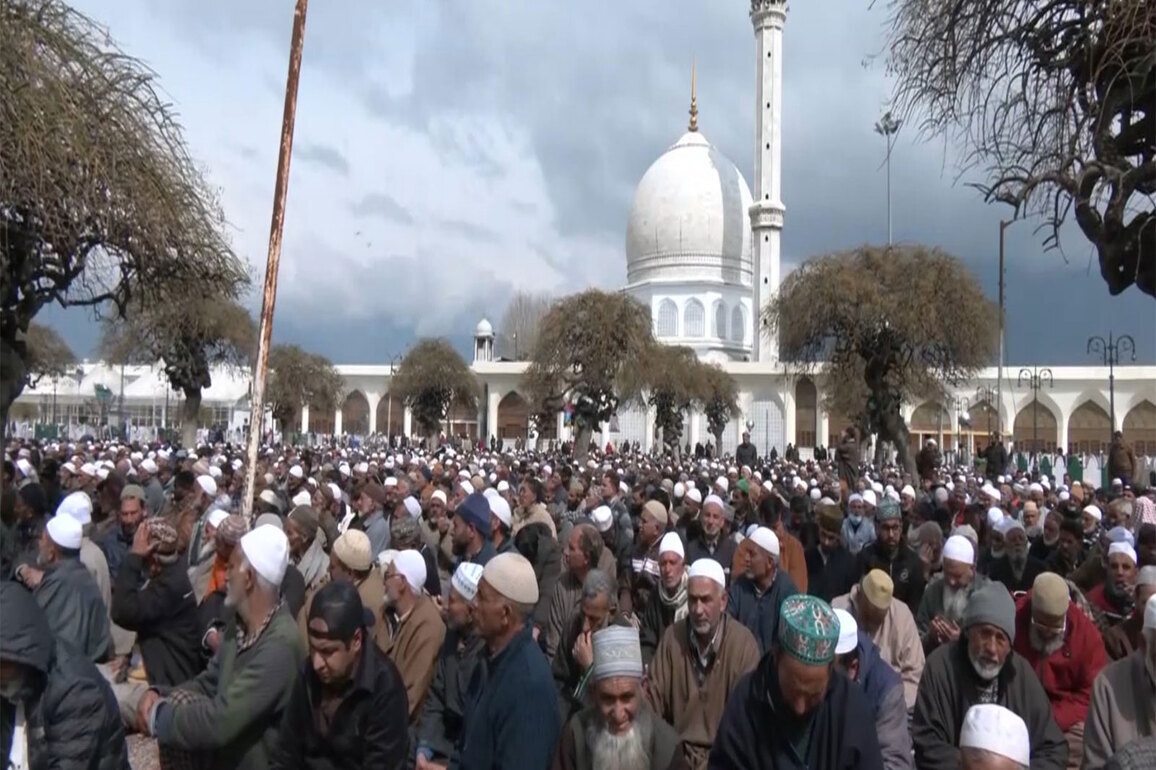 JK: Omar, Farooq Abdullah join thousands gathered at Hazratbal Shrine for Eid-ul-Fitr