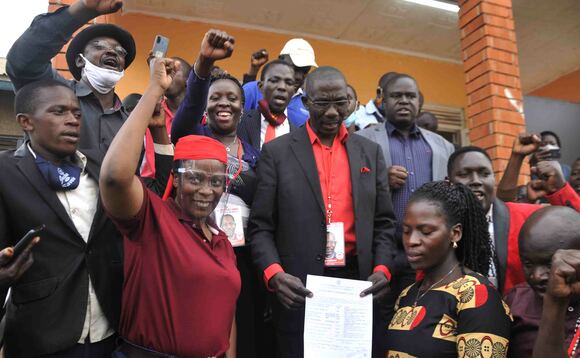 Nambooze, Bakaluba n'abakulembeze abalala nga bajaganya olw'obuwanguzi bwa NUP obwamaanyi e Mukono. Nambooze, Bakaluba n'abakulembeze abalala nga bajaganya olw'obuwanguzi bwa NUP obwamaanyi e Mukono.