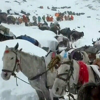 Hundreds trapped on Mount Everest  media