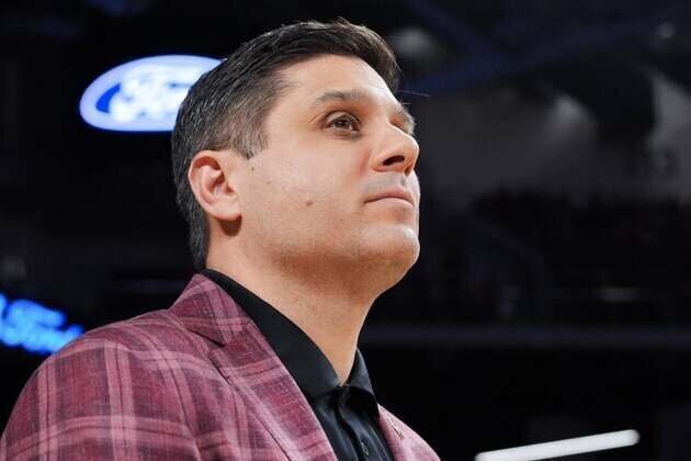 Charlotte hires former Cincinnati coach Wes Miller