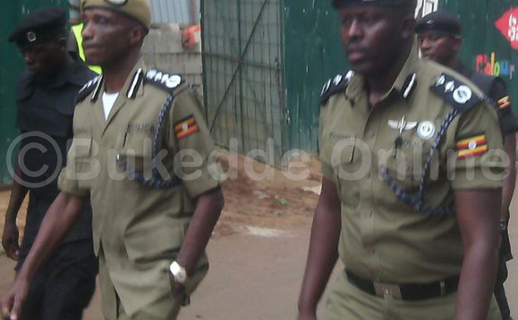 Gen. Kale Kayihura n'omudduumiza wa Poliisi mu Kampala nga batuuse ku Yunivasite Gen. Kale Kayihura n'omudduumiza wa Poliisi mu Kampala nga batuuse ku Yunivasite