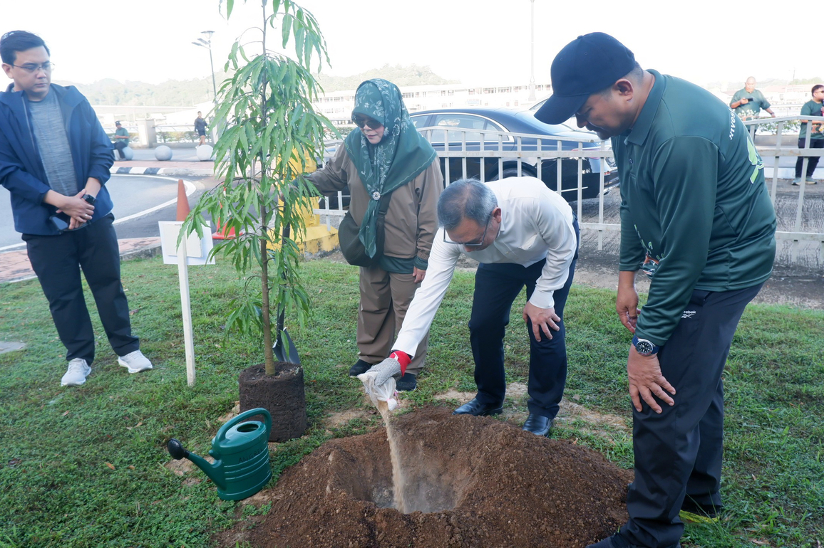 BRUNEI-BANDAR SERI BEGAWAN-TREE PLANTING